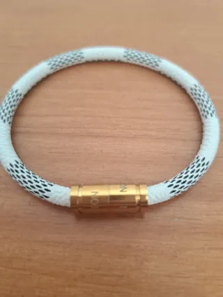 Pulsera Louis Vuitton dorada y blanca