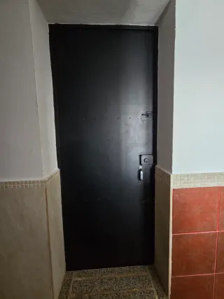 Puerta metálica negra