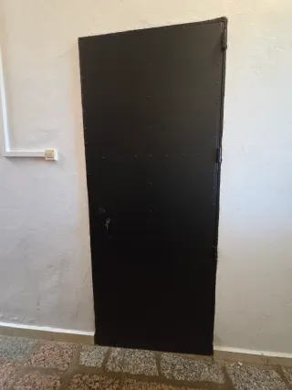 Puerta metálica negra