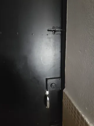 Puerta metálica negra