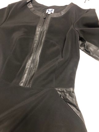 Vestido negro con cremallera y cuero