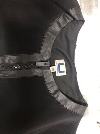 Vestido negro con cremallera y cuero