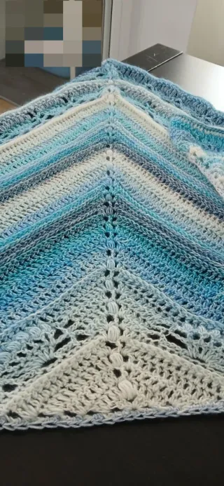 Chal tejido a mano degradado azul y blanco