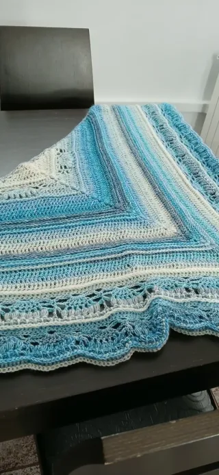 Chal tejido a mano degradado azul y blanco