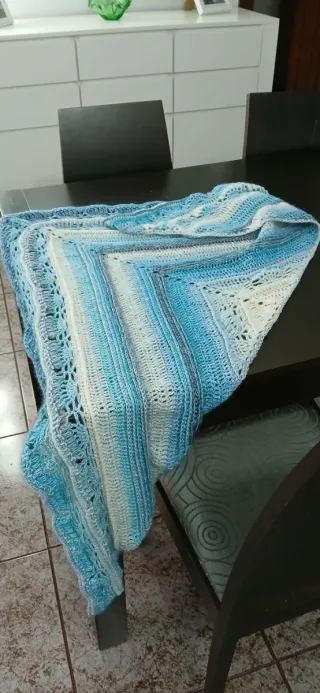 Chal tejido a mano degradado azul y blanco