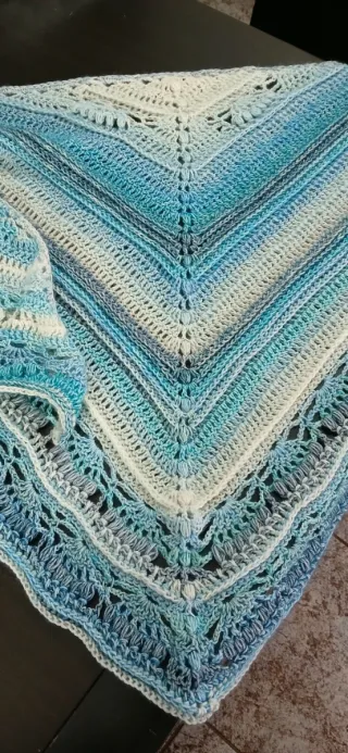 Chal tejido a mano degradado azul y blanco