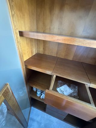 Armario madera con cajones y puertas