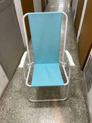 Silla de camping plegable azul y blanca