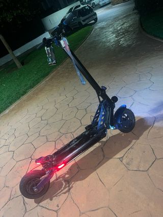 Patinete eléctrico con luces LED