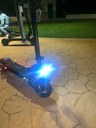 Patinete eléctrico con luces LED