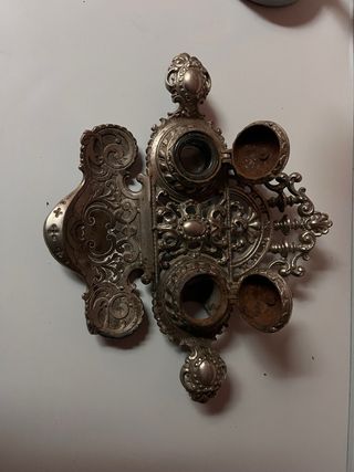 Tintero doble antiguo de metal ornamentado 25 x 33
