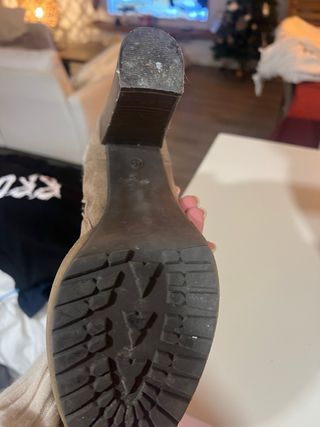 Botín ante cordones y pelo