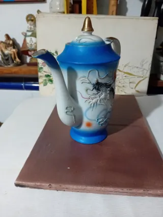 Tetera de cerámica con dragón