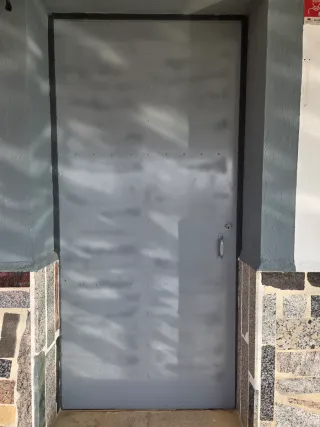 Puerta metálica gris