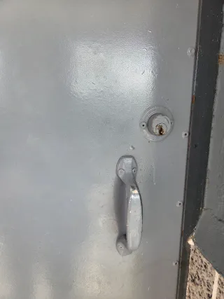 Puerta metálica gris