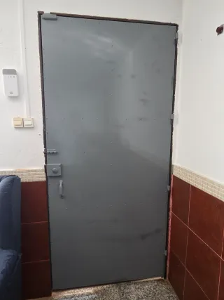 Puerta metálica gris