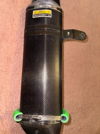Akrapovic carbono