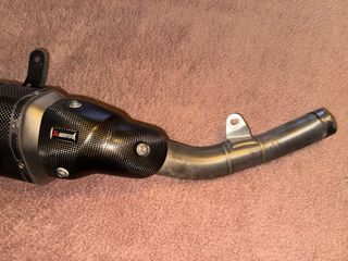 Akrapovic carbono