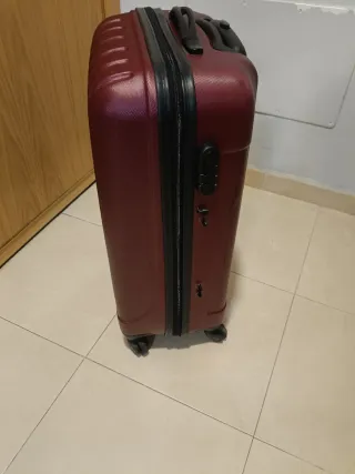 Maleta de viaje roja con ruedas