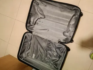 Maleta de viaje roja con ruedas