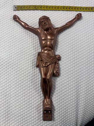 Crucifijo de metal en perfecto estado