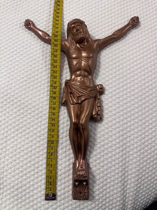 Crucifijo de metal en perfecto estado