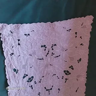 Pano de mesa bordado branco