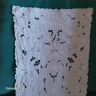 Pano de mesa bordado branco