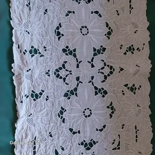 Pano de mesa bordado branco