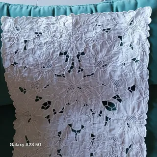 Pano de mesa bordado branco