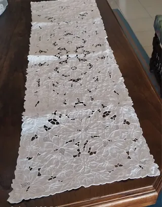 Pano de mesa bordado branco