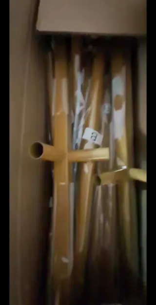 Arco metálico dorado para eventos