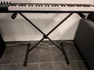 Teclado Controlador MIDI Alesis V61 + Soporte