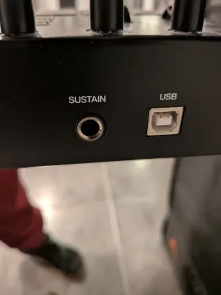 Teclado Controlador MIDI Alesis V61 + Soporte