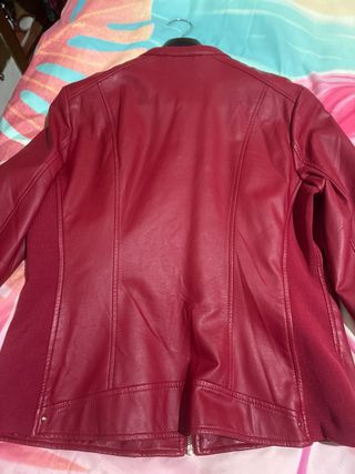 Cazadora roja imitación cuero bordada