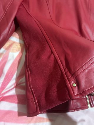 Cazadora roja imitación cuero bordada