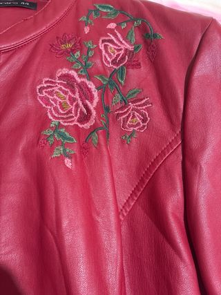 Cazadora roja imitación cuero bordada