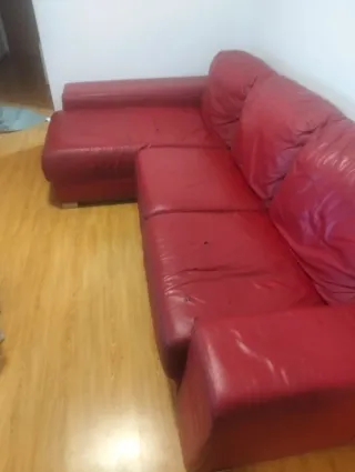 Sofá seccional de piel rojo y muy cómodo