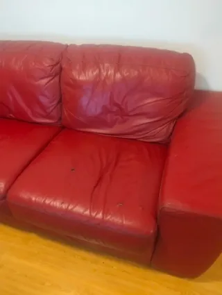 Sofá seccional de piel rojo y muy cómodo