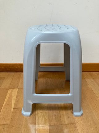 Taburete gris de plástico