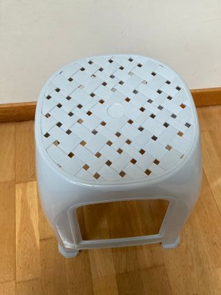 Taburete gris de plástico