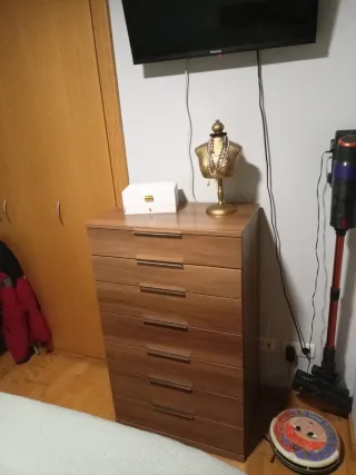 Cómoda de madera con cajones