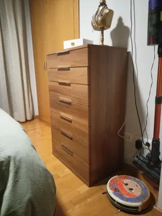 Cómoda de madera con cajones