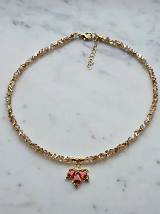 Collana fatta a mano con ciondolo foglia rossa