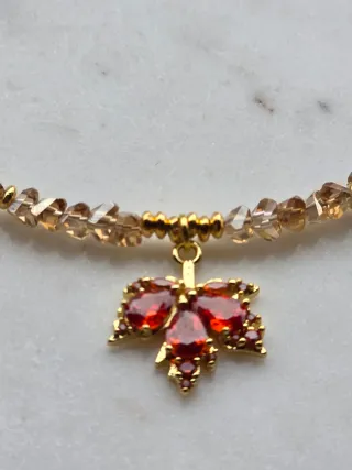 Collana fatta a mano con ciondolo foglia rossa