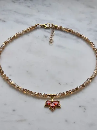 Collana fatta a mano con ciondolo foglia rossa