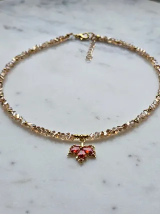 Collana fatta a mano con ciondolo foglia rossa