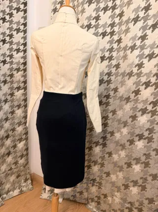 Falda Desigual Negra con Flores Rojas