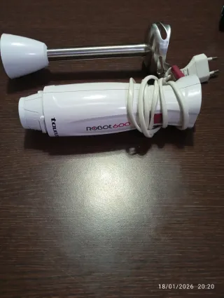 Batidora de mano con accesorio batidor