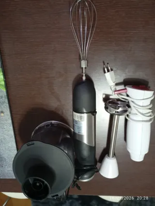 Batidora de mano con accesorio batidor